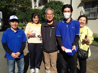 お客様は親御様と３人で片付け作業を行うため、これまで熊本から福岡へ遺品整理をするために７回も整理作業へ来られていたそうです。自分達でできる範囲は３人で協力して 続けていたものの、体力的にも限界を感じ始めて残りの作業はプロにお願いしようと 思ったそうです。そこでスマートホンで業者探しをはじめました。何でも屋、便利屋と 検索をしていたところ、福岡No1「お客様の声」を獲得する福岡の便利屋という言葉に目がとまり【便利屋】暮らしなんでもお助け隊 福岡荒江店のホームページにたどり着きました。「とても感じがよくて他の便利屋とは違って片付けを専門でやっており、スタッフのみなさんも最初の ページに登場されていてとても好感がもてました。お客様の声の多さに一番びっくり しました。実際に読ませていただいて依頼することをきめました。」と嬉しいお言葉からお問い合わせのご相談は始まりました。福岡へ到着後お見積にお伺いし後日作業をさせていただくことになりました。「さすが片付け専門でやっている便利屋ですね！私たちと 違って作業の要領もよく早くて丁寧で安心してお任せできました。しかもお掃除まで やっていただいて本当に助かりました。何でもやってくれてありがとうございました。」と作業が完了したお部屋をみてお客様はほっとされていました。最後はスタッフ全員と 一緒に写真撮影までご協力いただきました。