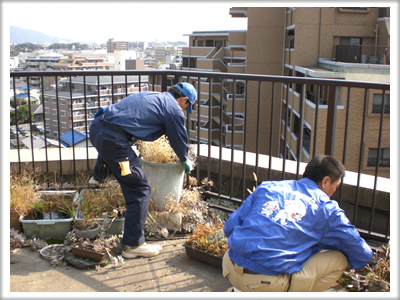 福岡市南区柳瀬の【便利屋】暮らしなんでもお助け隊 福岡荒江店　春日のベランダ片付け施工中！